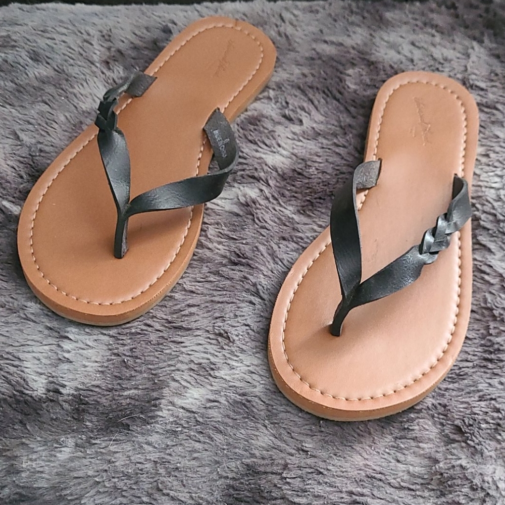 UNIVERSAL THREADS BLACK AND TAN FLIP FLOPS